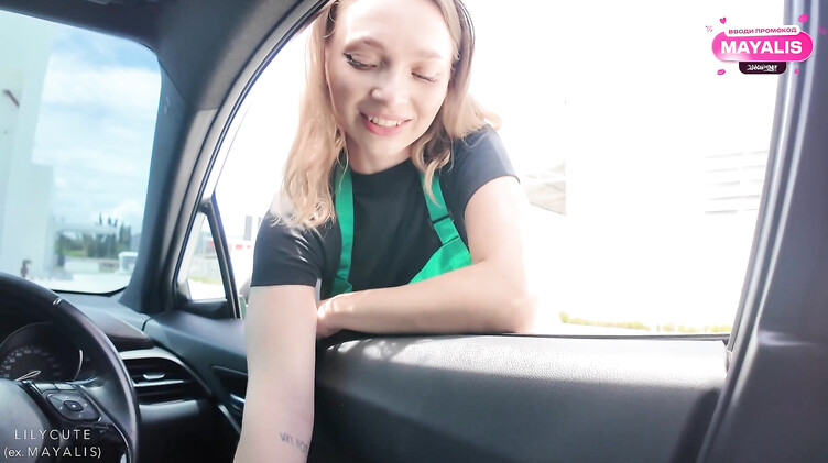 Бариста из Старбакса соблазнила клиента и трахнулась с ним в машине