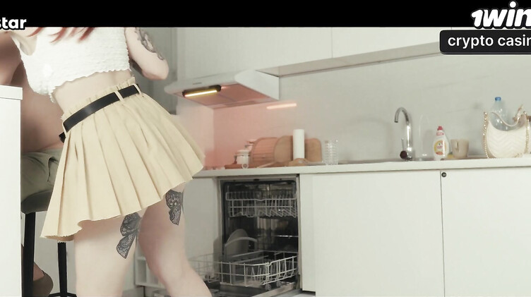 Хитрый пасынок выебал застрявшую в посудомойке мачеху с большой жопой