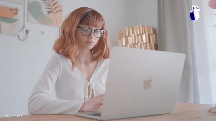 Трахает молодую жену в очках во время рабочего созвона по зуму