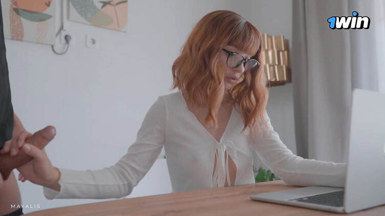 Трахает молодую жену в очках во время рабочего созвона по зуму