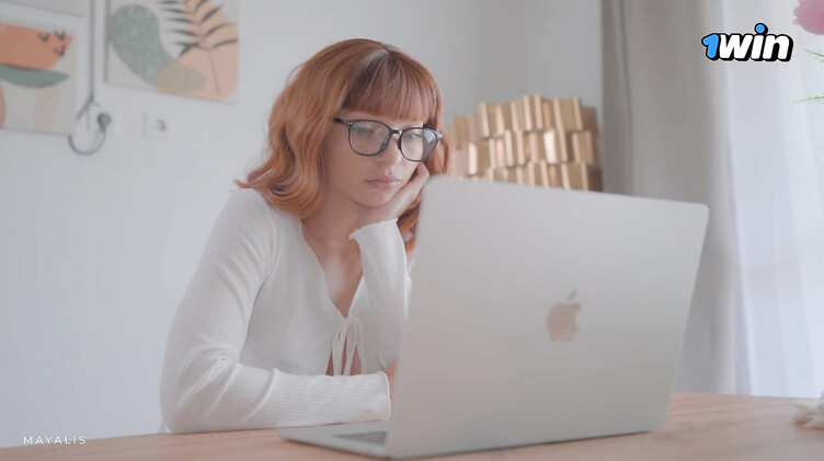 Трахает молодую жену в очках во время рабочего созвона по зуму