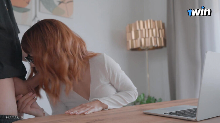 Трахает молодую жену в очках во время рабочего созвона по зуму