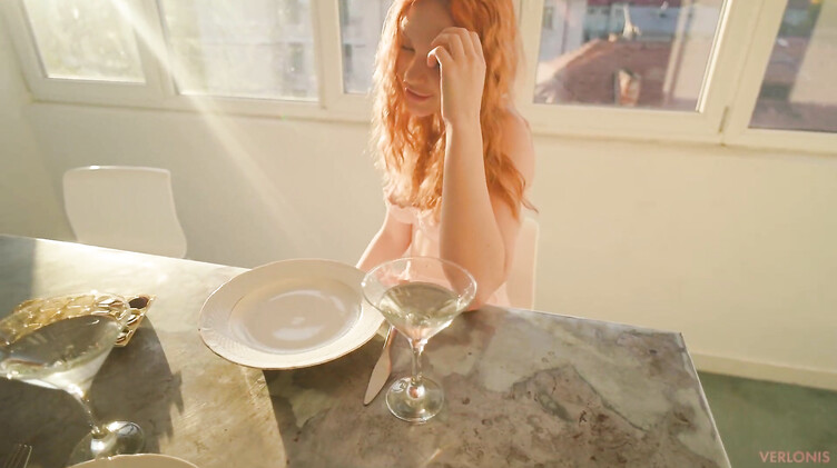 Verlonis: Рыжая сводная сестра в белых чулках сосет и чпокается на балконе с братом