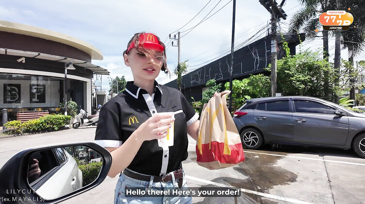 Трахает девушку из Макдональдса в туалете кафе
