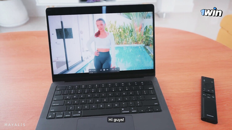 Инструктор по йоге вышла из экрана ноутбука и трахнула русского парня дрочуна