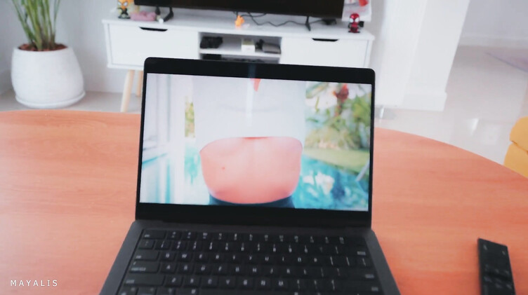 Инструктор по йоге вышла из экрана ноутбука и трахнула русского парня дрочуна