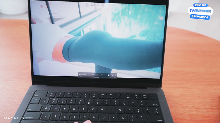 Инструктор по йоге вышла из экрана ноутбука и трахнула русского парня дрочуна