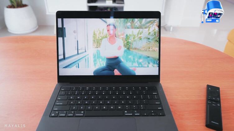 Инструктор по йоге вышла из экрана ноутбука и трахнула русского парня дрочуна