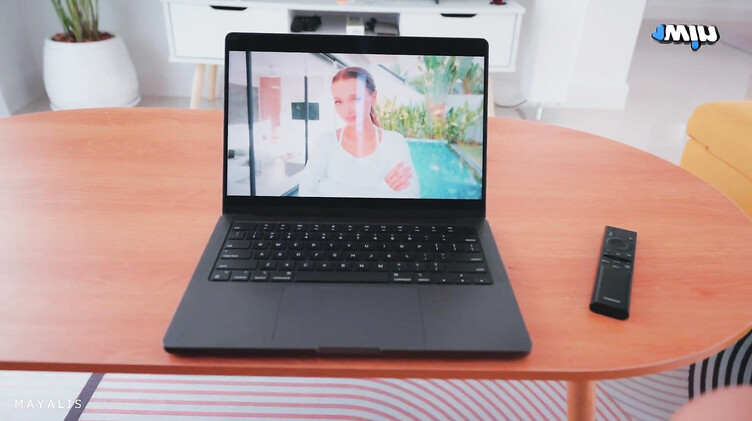 Инструктор по йоге вышла из экрана ноутбука и трахнула русского парня дрочуна