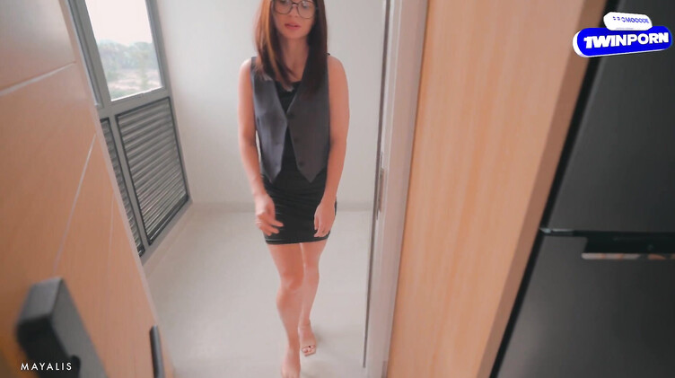 Недовольный клиент трахает раком управляющую отелем