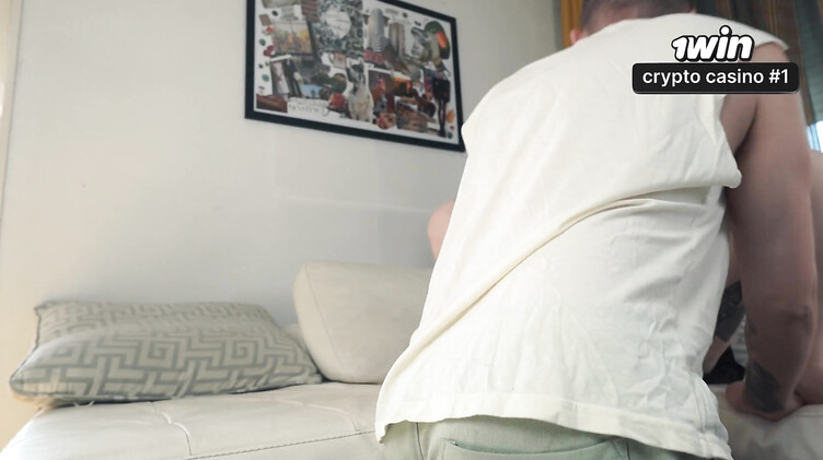 Рыжая мачеха сидит на лице пасынка, смазка обильно течет из пизды