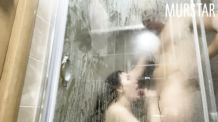 Отымел Тому Мур, прислонив сиськами к стенке душа