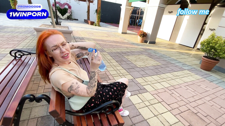 Иностранный пикапер соблазнил русскую и трахнул ее в туалете кафе