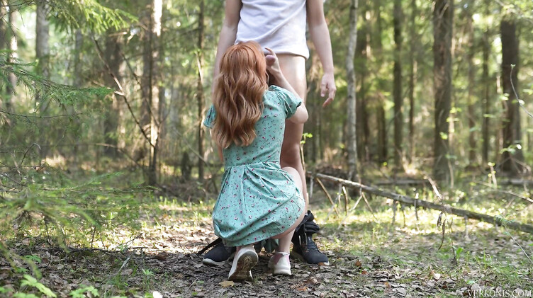 Рыжая русская девушка в платье трахается в лесу и получает сперму на лицо