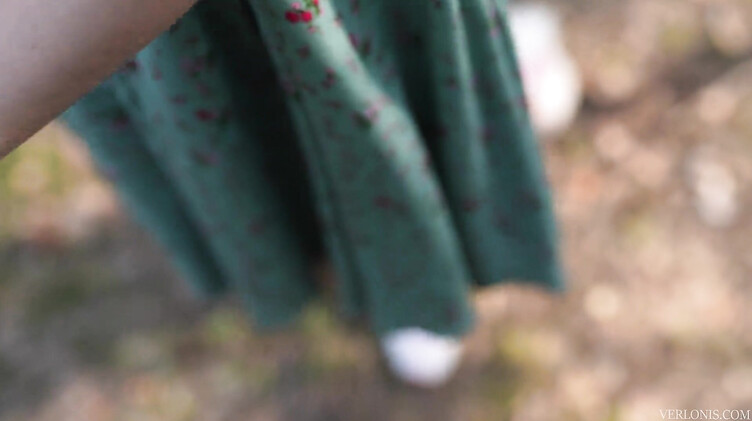 Рыжая русская девушка в платье трахается в лесу и получает сперму на лицо