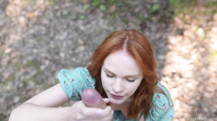 Рыжая русская девушка в платье трахается в лесу и получает сперму на лицо