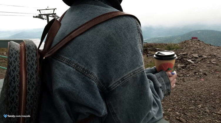 Любительский секс на природе с красивой девушкой во время отдыха