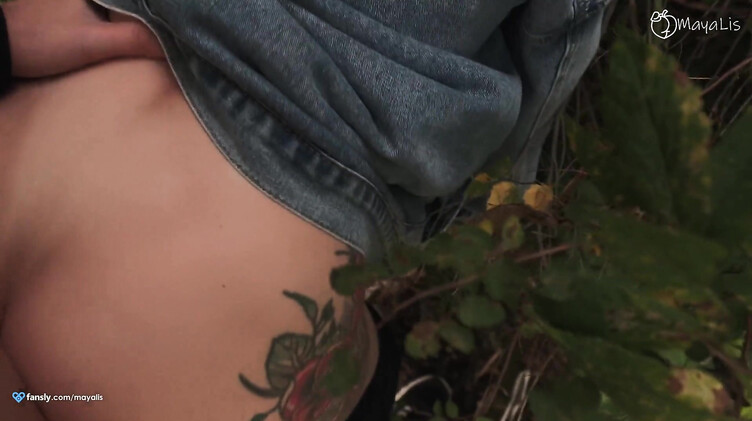 Любительский секс на природе с красивой девушкой во время отдыха