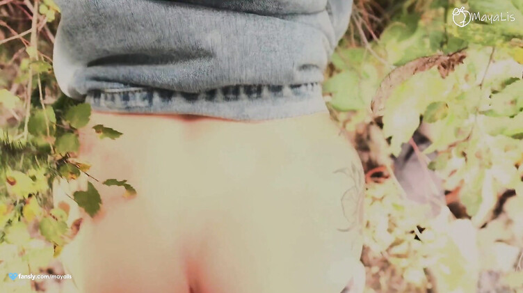 На коленях: Любительский секс на природе с красивой девушкой во время отдыха