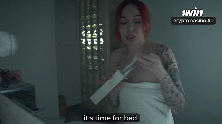 Отлизал и трахнул мачеху в номере отеля с двуспальной кроватью