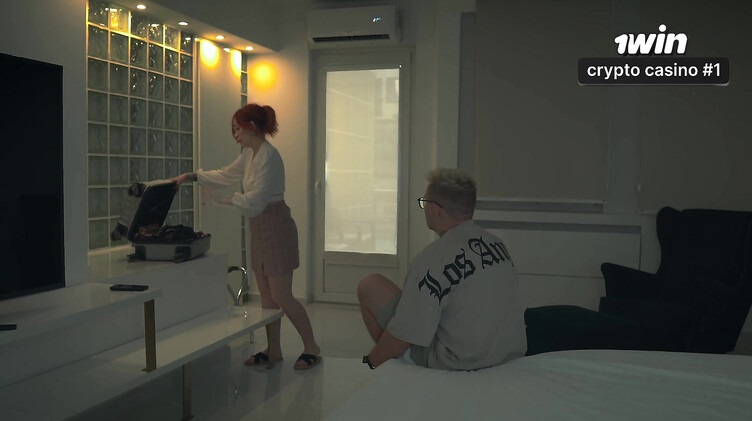 Toma Mur: Отлизал и трахнул мачеху в номере отеля с двуспальной кроватью