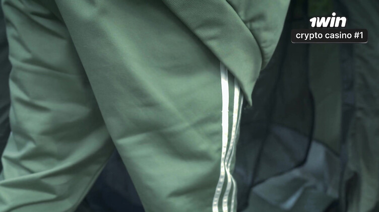 Поймал на мастурбации и трахнул мачеху в палатке в лесу