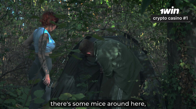 Рыжие: Поймал на мастурбации и трахнул мачеху в палатке в лесу