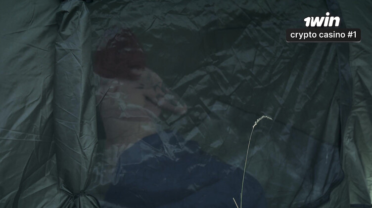 Поймал на мастурбации и трахнул мачеху в палатке в лесу