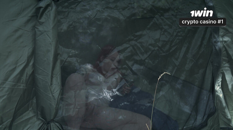 Поймал на мастурбации и трахнул мачеху в палатке в лесу