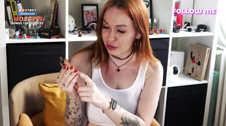 Блогерша сосет хуй и курит вейп перед финалом в киску