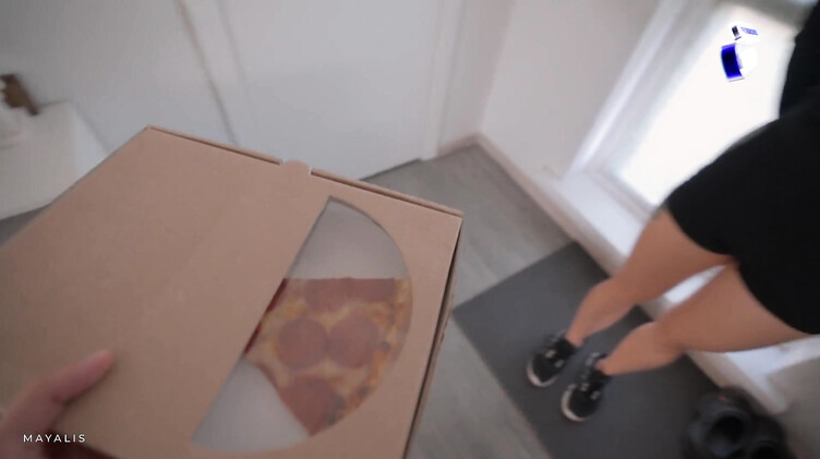 Наказывает доставщицу пиццы членом за плохой сервис