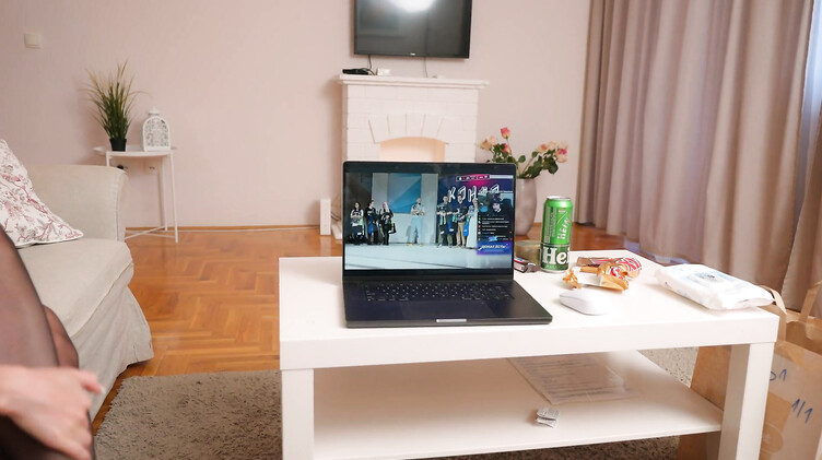 Делал футмассаж мачехе, и она подрочила ножками мой член