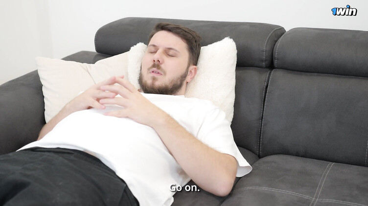 Красивая девушка психолог в чулках захотела секса с новым клиентом