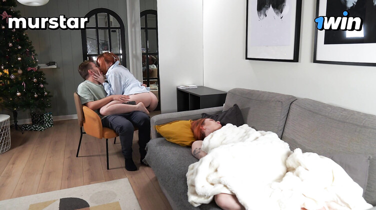 Тихо ебет подругу, пока жена спит рядом