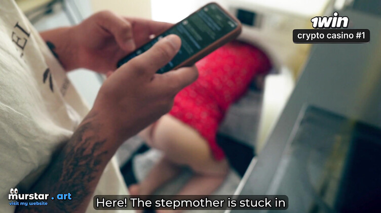 Пасынок трахнул раком застрявшую в стиралке рыжую русскую мачеху