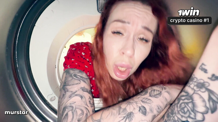 Пасынок трахнул раком застрявшую в стиралке рыжую русскую мачеху