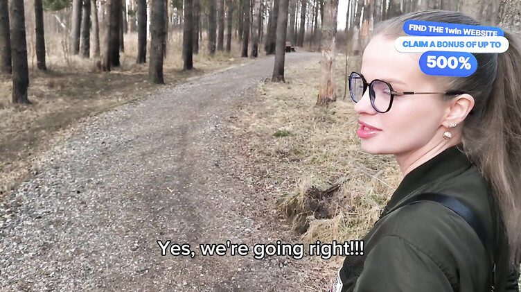 Русская в очках сосет член незнакомцу в загородном парке