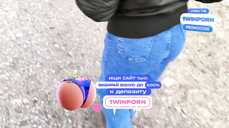 Русская в очках сосет член незнакомцу в загородном парке