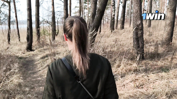 Русская в очках сосет член незнакомцу в загородном парке