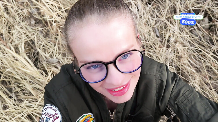 Русская в очках сосет член незнакомцу в загородном парке