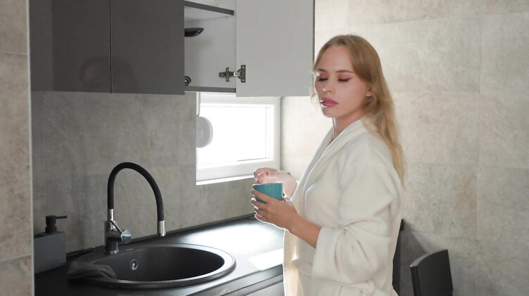 Заплатила сантехнику за ремонт минетом и розовой киской