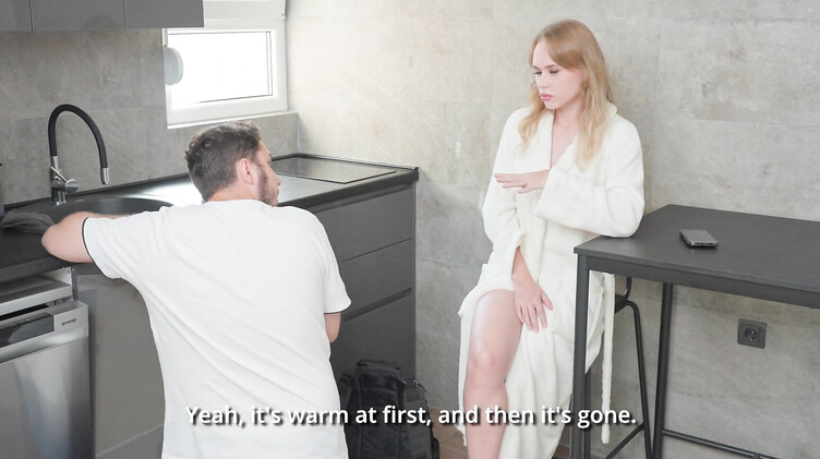 Заплатила сантехнику за ремонт минетом и розовой киской