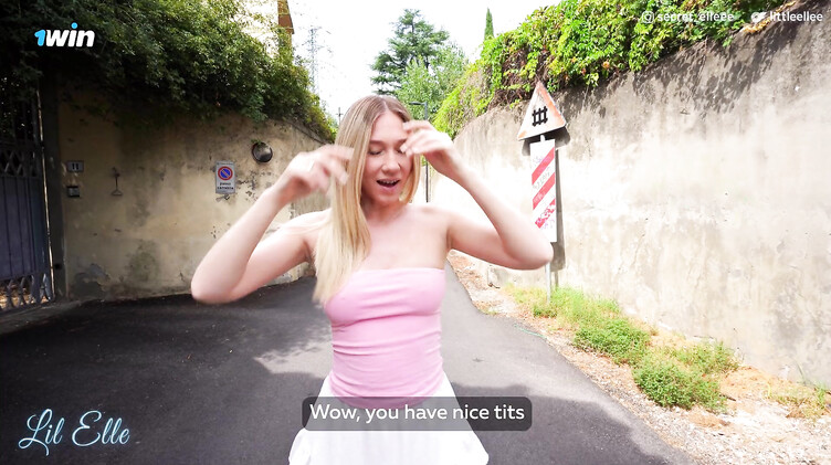 Тревел блогер дал незнакомке отсосать в машине и трахнул на диване