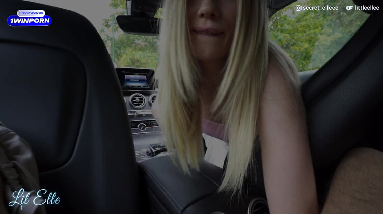 Тревел блогер дал незнакомке отсосать в машине и трахнул на диване