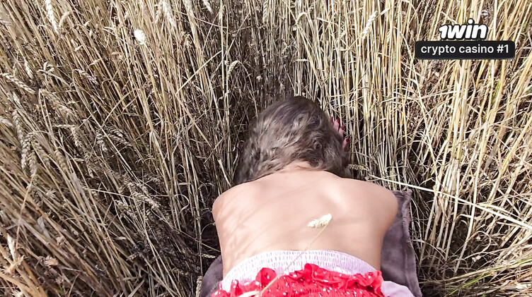 Фотограф трахнул русскую девку раком на природе и кончил ей в киску