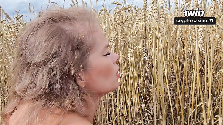 В платье: Фотограф трахнул русскую девку раком на природе и кончил ей в киску