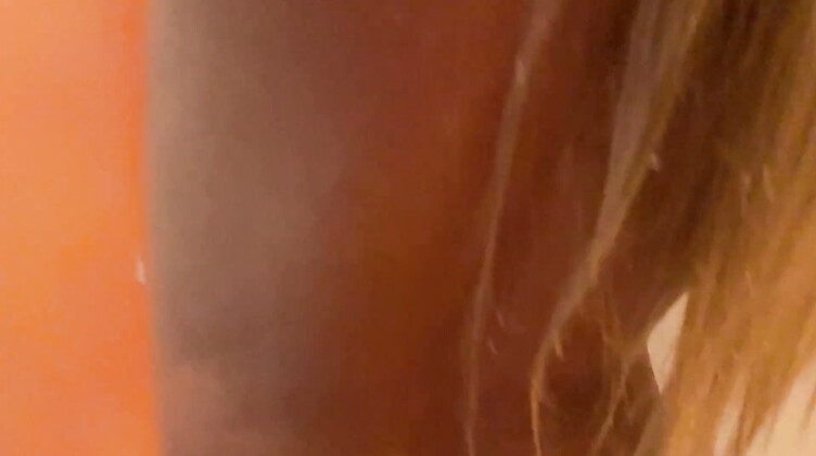 Сует хуй из жопы в пизду сквиртящей сучки