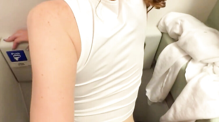 Русская сосет и трахается в туалете самолета