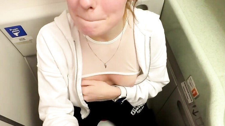 Русская сосет и трахается в туалете самолета