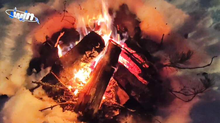 Музыкальный порно клип с трахающейся в лесу русской Снегурочкой